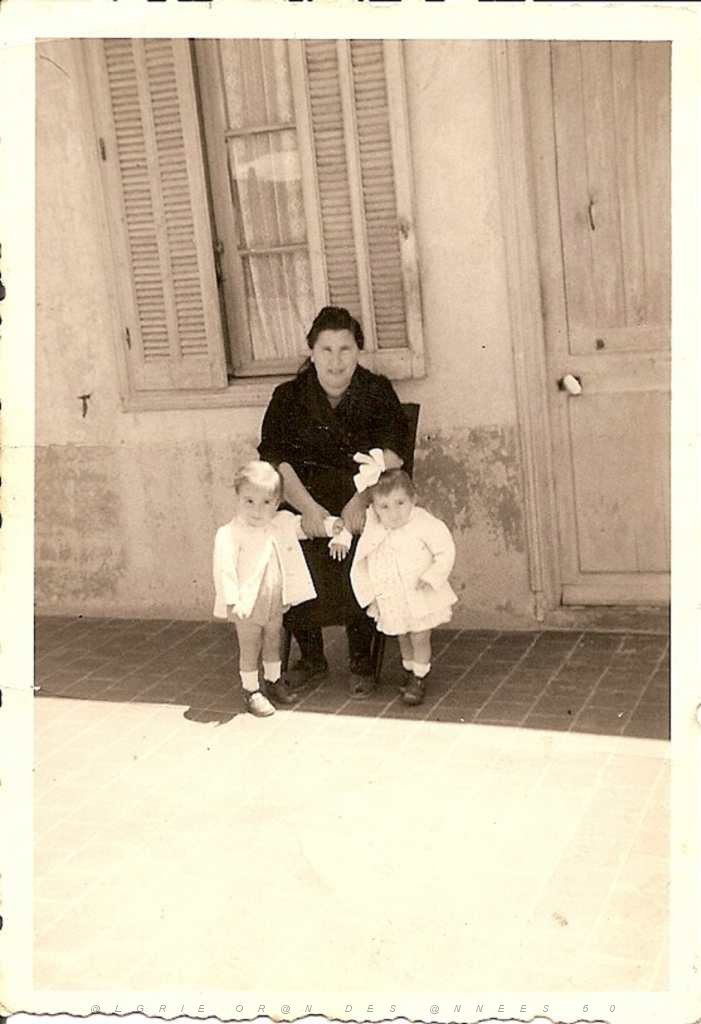 FRANCINE ET FRANCOIS DEVANT LA MAISON ET LEUR MERE DEVANT CHEZ MME MAGRI.JPG